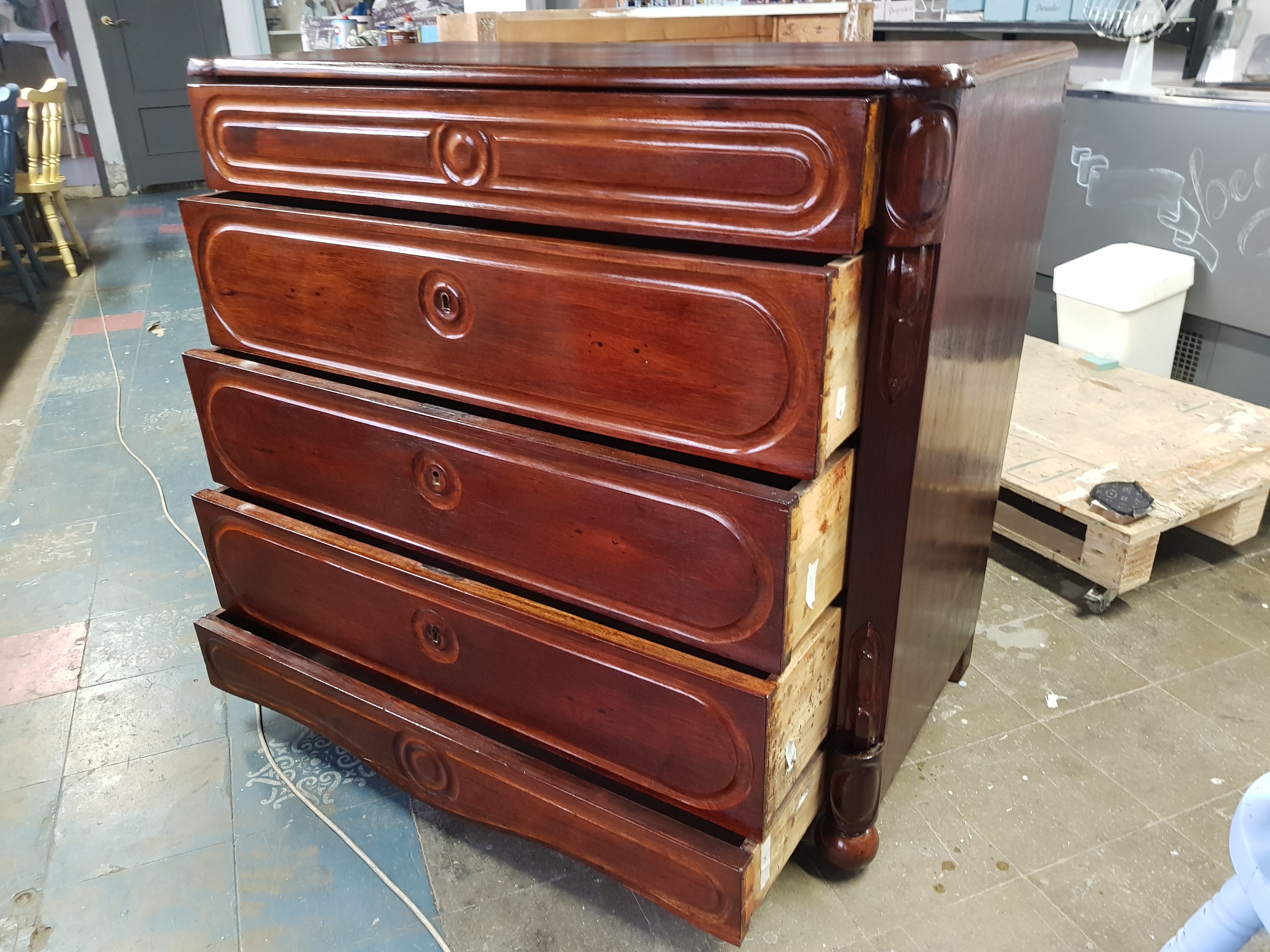 acabado-gomalaca-en-muebles